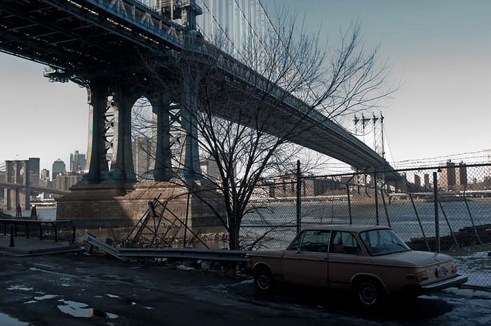 Le véhicule et le pont. New-York.